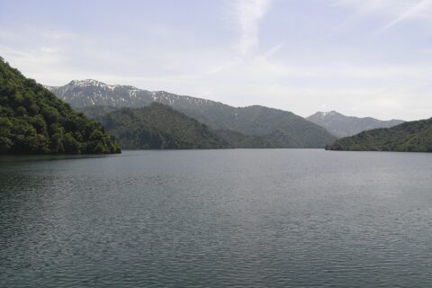 ダムから臨む田子倉湖（福島県）