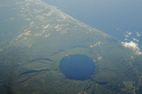 倶多楽湖を空撮（2021年）