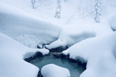 Outdoor bath of Magoroku Onsen in winter.