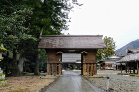 島根県出雲市にある須佐神社。随神門。