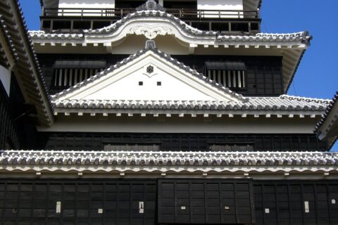 ​国の重要文化財である松山城大天守は、三重三階地下一階構造で、江戸時代で最後の天守建築（桃山文化様式）であり、層塔型天守の完成した構造形式を示しているといわれている。（愛媛県松山市）
