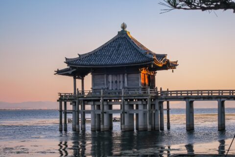 滋賀県大津市本堅田の琵琶湖畔にある満月寺。夕景時の湖上に突き出た浮御堂（仏堂）。