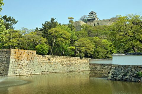 丸亀城 水堀、石垣と天守（日本国指定の重要文化財）