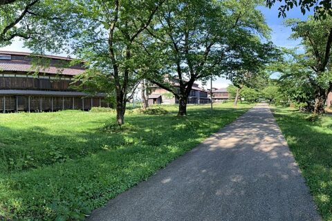 山形県鶴岡市にある松ヶ岡開墾場。松ヶ岡開墾記念館（1番蚕室）の前からのパノラマ写真。2022年7月撮影。