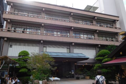 This is Matsuya Salon of Tokyo Daijingu in Chiyoda, Tokyo, Japan. It is used for Shinto-style wedding.