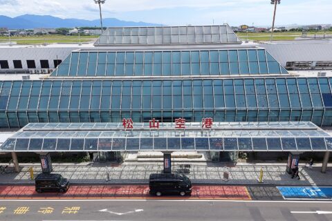 松山空港（松山市南吉田町）