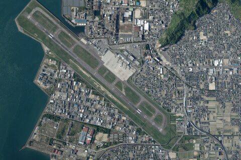 松山空港の空中写真。CSI20251-C9-6を加工して使用。撮影年月日：2025年（令和7年）4月29日