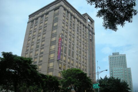 ​兆豐證券大樓（左）、兆豐金融大樓（右）、臨沂街路標牌。