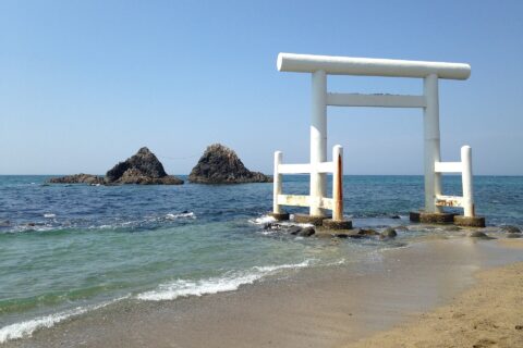 二見ヶ浦の夫婦岩と白い鳥居