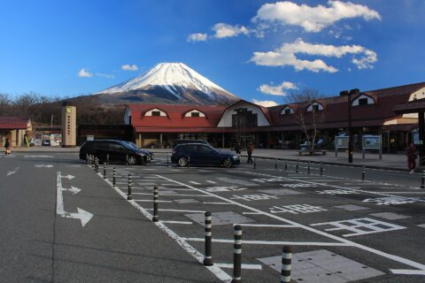 道の駅朝霧高原と富士山、静岡県富士宮市