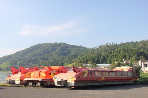美浜町レークセンター 陸揚げされた遊覧船