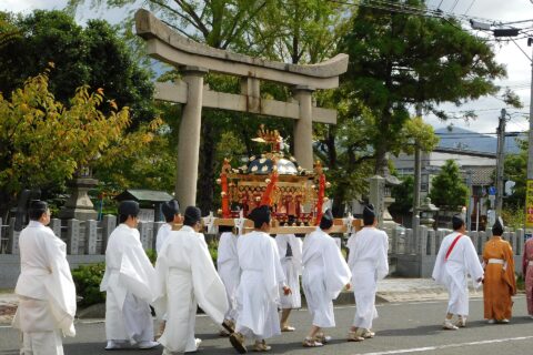 福井県敦賀市金崎宮の神事、御船遊管絃祭、御神体の神輿渡御。天満神社前を通過中。