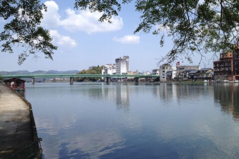 日田市を流れる三隈川（みくまがわ）。三隈大橋下の歩道から隈地区、亀山公園方面を望む。