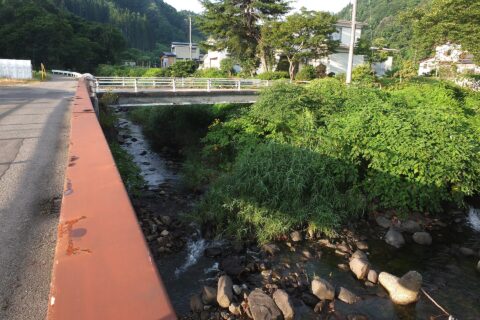 雄物川の源流のひとつ、南沢川。十分一沢川との合流点に架かる長倉橋（秋田県湯沢市上院内字落合）より。