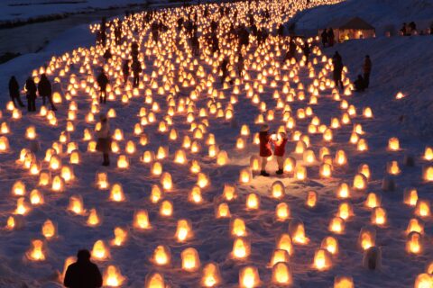 横手の雪まつり (秋田県横手市) のミニかまくら。横手川右岸の蛇の崎川原会場にて、約3,500個のミニかまくらを橋上から撮影。