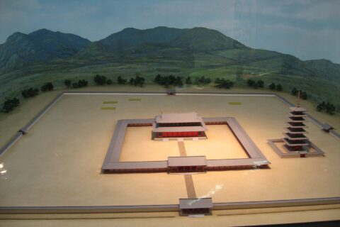 Miniature Model of Yamashiro Provincial Temple. 山城国分寺（恭仁京）復元模型。築地に囲まれているのが金堂（大極殿）。右が七重塔。京都府立山城郷土資料館