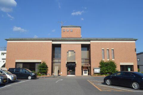 岐阜県美濃加茂市にある美濃加茂市中央図書館。
