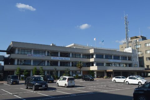岐阜県美濃加茂市にある美濃加茂市役所。