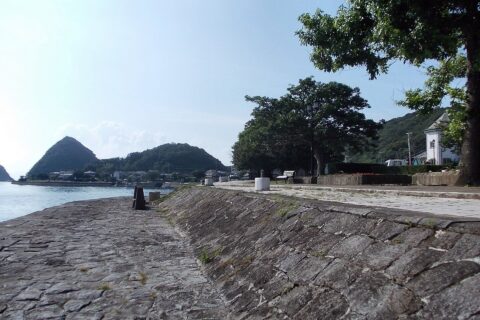 三角西港の石垣。
