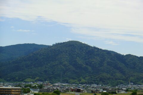 奈良県橿原総合庁舎屋上庭園から望む三輪山。