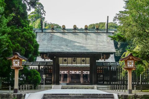 宮崎県宮崎市神宮にある宮崎神宮。神紋