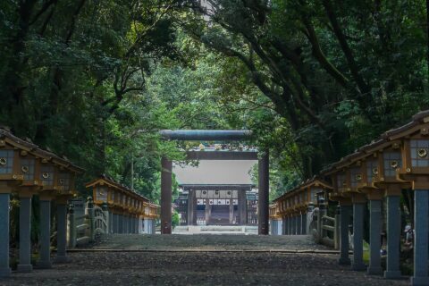 宮崎県宮崎市神宮にある宮崎神宮。三之鳥居と神門