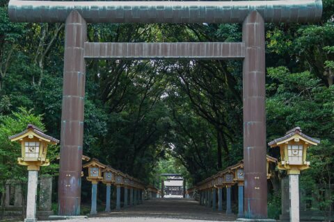 宮崎県宮崎市神宮にある宮崎神宮。二之鳥居から三之鳥居、神門へと250ｍ以上もある表参道。