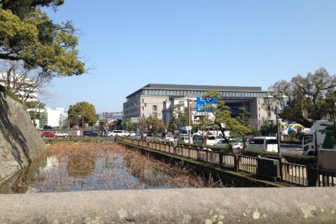 鶴丸城の水堀とかごしま県民交流センター