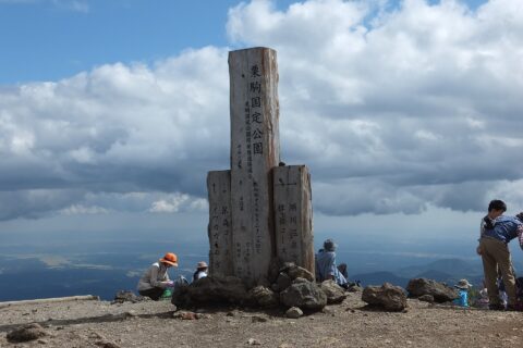 栗駒山山頂の碑（標高1,627 m）