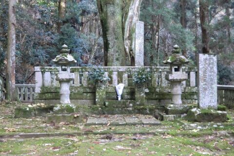 吉田郡山城跡の毛利元就墓所（安芸高田市）