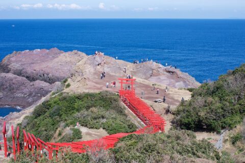 Motonosumi Shrine is located in the northwest part of Yamaguchi Prefecture and away from major towns. Established in 1955, reportedly at the behest of a white fox spirit, Motonosumi-jinja Shrine and its many red torii ga