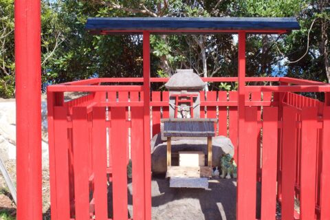 Motonosumi Shrine is located in the northwest part of Yamaguchi Prefecture and away from major towns. Established in 1955, reportedly at the behest of a white fox spirit, Motonosumi-jinja Shrine and its many red torii ga
