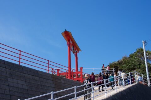 Motonosumi Shrine is located in the northwest part of Yamaguchi Prefecture and away from major towns. Established in 1955, reportedly at the behest of a white fox spirit, Motonosumi-jinja Shrine and its many red torii ga