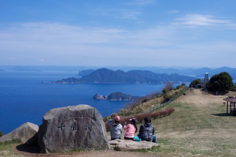 Motonosumi Shrine is located in the northwest part of Yamaguchi Prefecture and away from major towns. Established in 1955, reportedly at the behest of a white fox spirit, Motonosumi-jinja Shrine and its many red torii ga