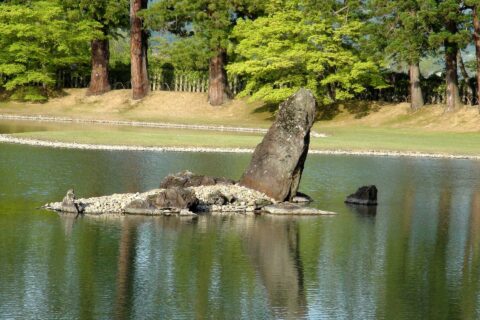 ​毛越寺浄土式庭園の池中立石（岩手県平泉町）