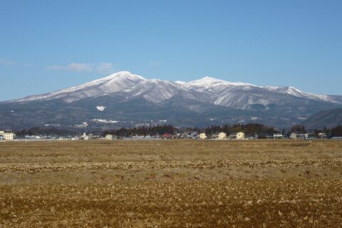 福島県の安達太良山を南東から望む。