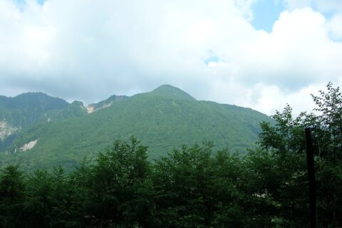 Mount Akandana (Akandana-yama) Loc: Hirayu Onsen,Takayama city, Gifu Prefecture, Japan. ja:アカンダナ山 撮影場所 岐阜県高山市上宝町・平湯温泉（国道471号から）
