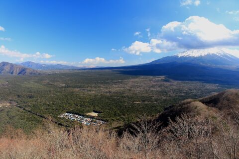 御坂山地のパノラマ台から望む青木ヶ原、左奥に足和田山、右奥に山頂部に雲がかかった富士山