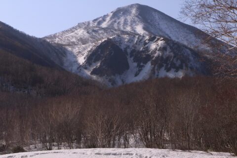 磐梯山の山頂を北西から見る。中ノ湯跡から撮影。
