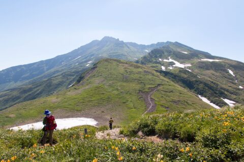 鳥海山の山頂を西から望む。扇子森の東側から撮影したと思われる。