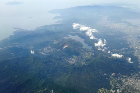 箱根火山を北から望む。奥は伊豆半島、左奥に伊豆大島。