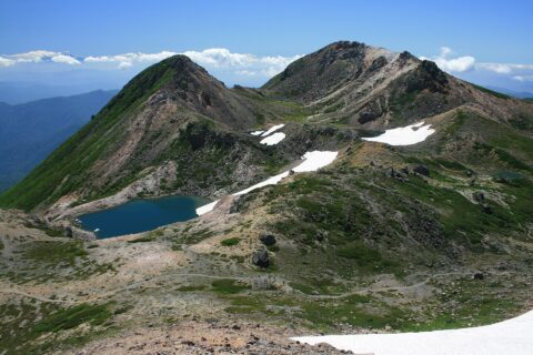 大汝峰から望む白山（左：剣ヶ峰、右：御前峰）と翠ヶ池（左：周辺の7つの池で最大の火口湖）