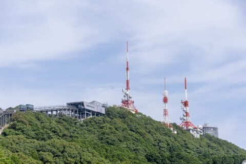 稲佐山スロープカー山頂駅と電波塔