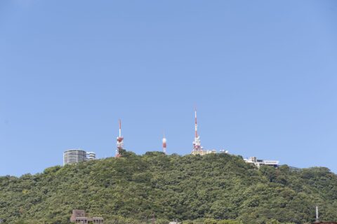 稲佐山山頂の展望台と電波塔