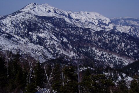 岩菅山と裏岩菅山を南南西から望む。赤石山から撮影。なお座標は目安です。