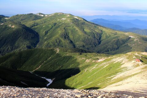 薬師岳から望む北ノ俣岳、稜線上に薬師岳山荘と太郎平小屋