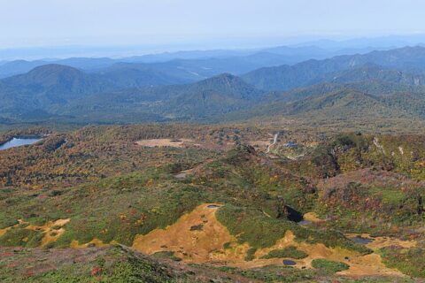 栗駒山から北を望む。おおよそ馬蹄型カルデラ地形に相当する部分。中央左に須川湖。右端下に昭和湖。左下に竜泉ヶ原。岩頭から撮影。