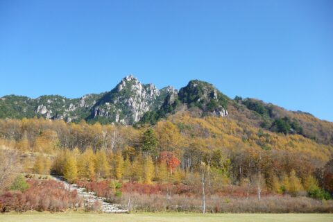 ​山梨県北杜市に位置する瑞牆山。山麓西方にあるみずがき山自然公園からの眺め。