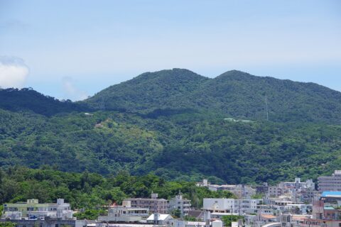 北西から望む名護岳
