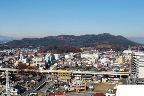 太田市役所より新田金山を望む。